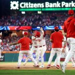 Cenas selvagens na MLB como um Phillies venceram o Red Sox usando uma regra rara não usada para ganhar um jogo de 50 anos