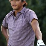 Charlie Charlie Charlie Charlie Petadback, de Tiger Woods, no curso na frente do pai