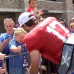 Josh Allen Cololes ovos de menina em cena no campo de treinamento de Bill