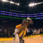 La Snaps Maskot separado pela Backflpping Street como metade do WNBTime WNBA corretamente