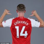 Viktor Viktor se abre para levar a camisa nº 14 de Henry de Henry depois de mudar o resto das roupas da arsela – como Menis arsela revela ‘a primeira coisa
