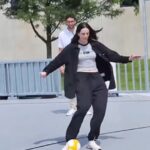 Os fãs de Indiana Fever integrando Caitlin quando ele jogava futebol enquanto se afastava com um acidente de dançarina