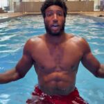 Boming Michael Phelps Fan concorda em ensinar o jogador de Baltimore a nadar como um terceiro que não pode