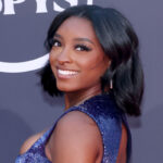 Simone Biles Envie navios em Blue Bikkini nas férias de iate