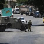 As mortes israelenses matam duas bombas diminuídas lançadas incendios na Cisjordânia