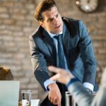 Pessoas que vêem um plasis como líder do líder líder, aprendem a encontrar