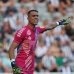 Sevilla é repetido com preto como um dispositivo oficial