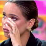 Camila Gloria começa enquanto ouve quando ouça uma crítica séria