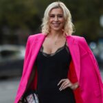 Figuras falsas no relógio neste vestido com a construção