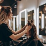 Ele não morre com o cabelo dela, eles dão a ele “botox scox” e terminaram no hospital