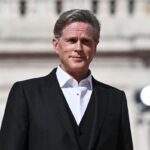 Cary Elwes se mistura com a multidão no show.