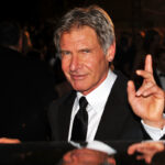 Harrison Ford vence o ko-star amassando