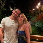 ‘DWTS’ NAR ALAN está com Emma Solterer beijos na foto do PDA-PDA