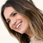 Mandy Moore, 41, aparentemente elegante e bonito na classe Retro-Getini