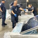 Quase 300 libras, que Methden está escondido em um painel solar falso preso em LAX