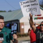 Repórteres latinos detidos por gelo para dizer que ele tem ‘emocionalmente