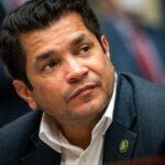Demzen Deminat Sue de gelo para impedir o centro de detenção