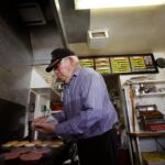 ‘Este não é um rei do rei.’ Bill Elwell, que está com as tatties em La La Pitra desde 1965, morre aos 98