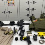 Policial ou criminoso? A polícia parou uma motocicleta e uniforme, crachá e arma e aprendeu que é condenado