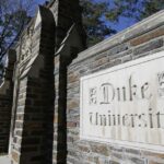 Trump congelando US $ 108 milhões em fundos para a Universidade de Dinté para a discriminação racial designada