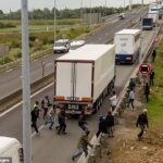 Os imigrantes ilegais escondidos no caminhão podem aumentar o surto de intoxicação alimentar, alegando que 3.000 caminhões foram contaminados.