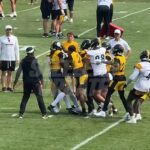 A filmagem de choque aparece nos pitos de Steelers, lutam entre si na prática como um campo de treinamento