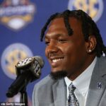 Rokie NFL e seis dedos para um sinal de Carolina para completar a viagem