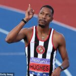 Zharlel Hughes está degradando 100m na vitória na cidade Athletss English para a tia em seus dias da separação emocional
