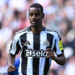 Alexander Isak de volta no QG Newcastle HQ depois de jato para o antigo tecido para o treinamento individual como um richlow greve