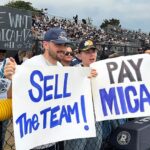 Os fãs de Dallas Koboi Heckle Jerry Jones Off Ofah Parsons Drama no Camp Exercício como Topers