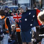 La bandera australiana fue atacada por manifestantes pro -palestinos y golpeó en la cara