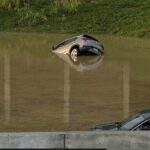 Las inundaciones de desastres son aplastadas por tres personas, incluidos los niños por la caída de los árboles como Tennessee