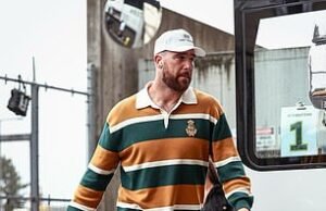 Desde que o podcast quebrou a internet, os fãs estão convencidos de que a namorada de Travis Kelles, Taylor Swift, chegou ao primeiro jogo da NFL.