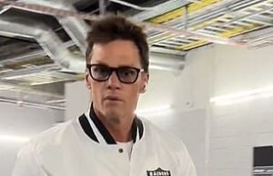 Tom Brady Las Vegas quando ele assiste seu jogo Preecesson em onças de jaqueta personalizadas em Cool