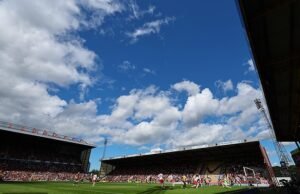 Laja do futebol é uma vergonha: o homem é preso depois que as notícias dos jogadores serem mal utilizados na partida da Liga Um – algumas horas depois após um confronto com o Bornmouth de Liverpool de Liverpool