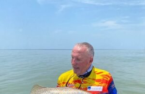 Durante a viagem de pesca, Sir Ian Botham caiu em água de crocodilo depois que a lenda do críquete australiana pegou a tampa: ‘Eu tenho uma quase meia idade’