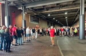 Os fãs do Man United rotulam o novo sistema de ingressos porque milhares de filas ficaram presas na fila antes da abertura da temporada contra o Arsenal.