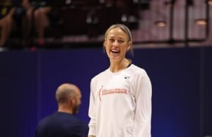 A estrela do WNBA, Sofar Kaningsgham