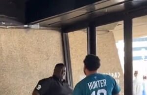 O homem perde a calça em um punho com um fã rival da NFL