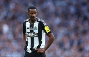 O chefe da Suécia, Alexander Isak, fala com a estrela do núcleo durante a saga de transferência de Liverpool.
