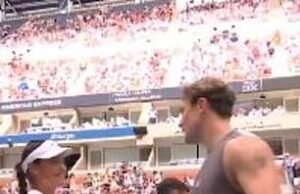 O número 1 britânico compartilha uma estranha troca na rede na rede com Carlos Alfarz depois que o Draper Radukanu Jack dos EUA termina com a parceria dupla mista do US Open.