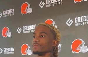 Os fãs do NFL limparam o abuso sexual por seu discurso de ‘treinamento’ na primeira conferência de imprensa de Brown.
