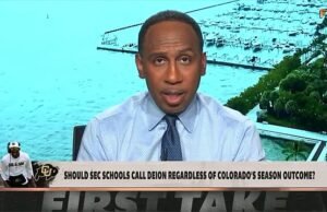 Stephen a. O futebol do Smith College pede a Powerhouse para remover seus treinadores e alugar um Deon Sanders