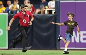 As estrelas da MLB ficaram atordoadas quando o garoto tratado pela segurança por segurança depois de lotado no campo