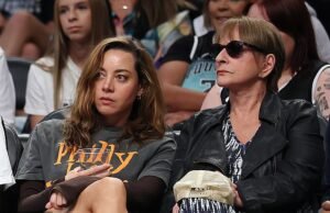 Obre Plaza está sentado no tribunal no jogo da WNBA, depois que o suicídio de seu marido Jeff Baena.