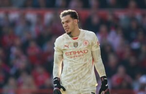 Depois de rejeitar o primeiro lance, Galtasarai apareceu para desenhar uma nova vista para o goleiro de Mann Ederson