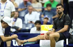 As pernas horríveis de Novak Djokovic ficaram chocadas com os fãs porque ele está lutando com a ‘pele batendo’ nos Estados Unidos, aberta à preocupação com sua saúde