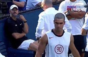A estrela do tênis Carlos Alfaz fez uma dramática nova estréia no penteado ao nosso lado