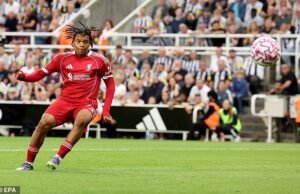 A pontuação de 16 anos e 16 anos para Liverpool e Chelsea Furius são: Rio nascido em Londres, Rio Nugumah foi para o Stardum da Premier League da propriedade Neoham.
