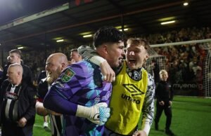 Grimsby, goleiro de apoio unido do homem, brinca quando a penalidade da maratona dispara Red Devils para fora da Copa Carabao.